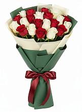 Букет Микс из красных и белых роз в Медведовской