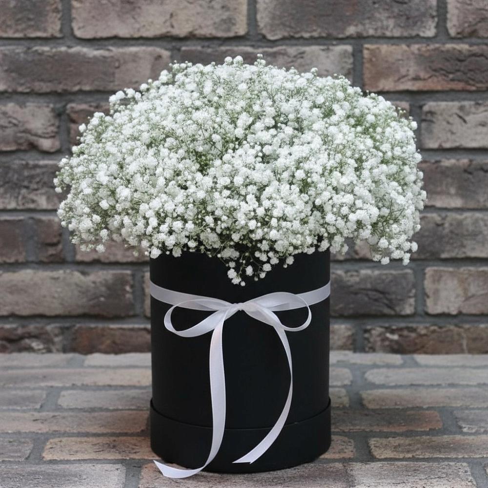 Цветочная композиция из Гипсофила в шляпной коробке в Медведовской