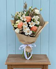 Букет цветов из:  Альстромерии, Лизиантусы, Розы и Хризантемы в Медведовской