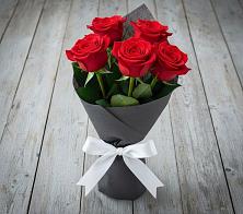 Букет 5 Красных роз Эдлесс Лав в Медведовской