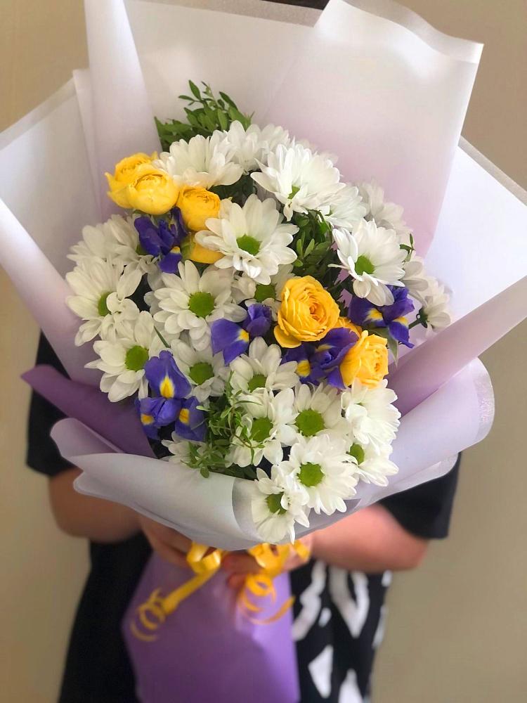 Букет цветов из: Ирисы, Хризантемы и Розы в Медведовской