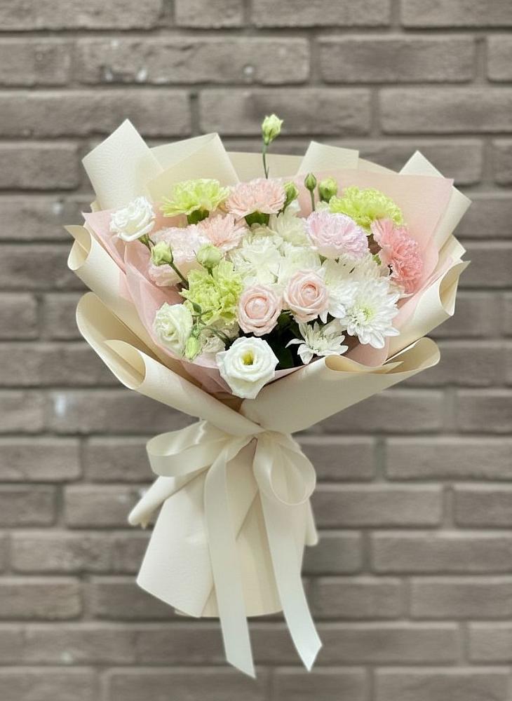 Букет цветов из: Гвоздики, Розы, Лизиантусы и Хризантемы в Медведовской