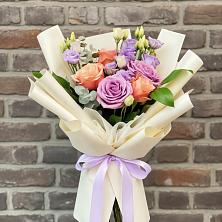 Букет цветов из:  Лизиантусы и Розы в Медведовской