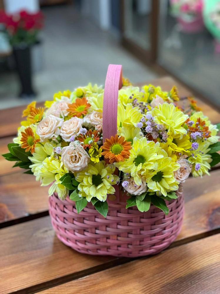 Цветочная композиция из Хризантемы и Розы в корзине в Медведовской