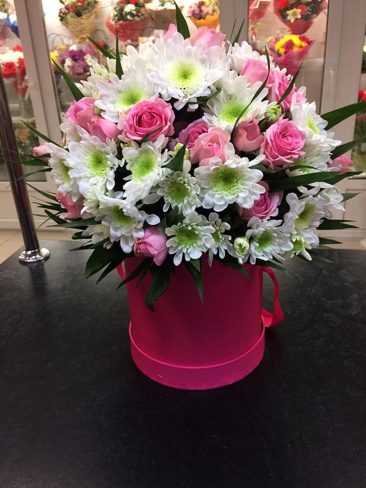 Цветочная композиция из Розы и Хризантемы в шляпной коробке в Медведовской