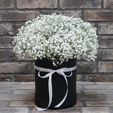 Цветочная композиция из Гипсофила в шляпной коробке в Медведовской