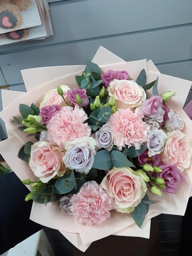 Букет цветов из: Розы, Гвоздики и Лизиантусы в Медведовской