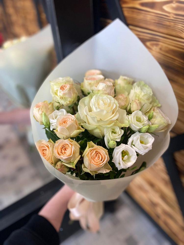 Букет цветов из: Розы и Лизиантусы в Медведовской